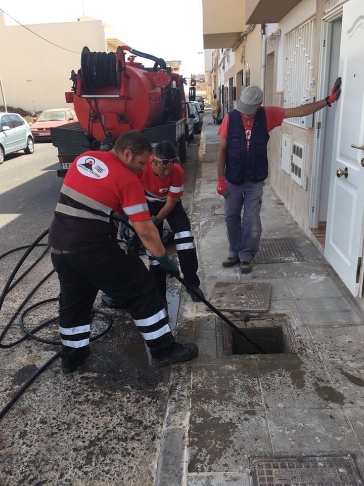 Profesionales de Desatascos Timanfaya desatascando arqueta