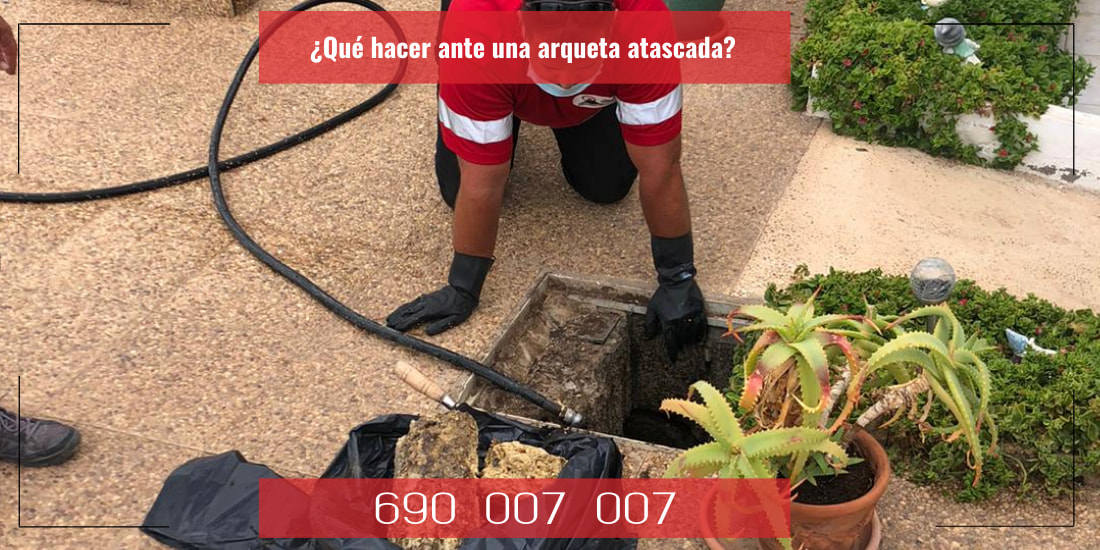 Profesional de Desatascos Timanfaya desatascando arqueta