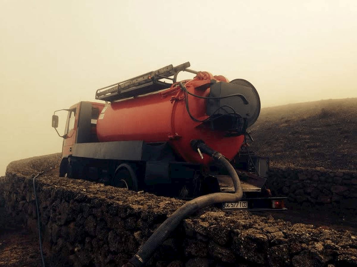 uno de nuestrso camiones cuba realizando un vaciado de pozo negro en Lanzarote