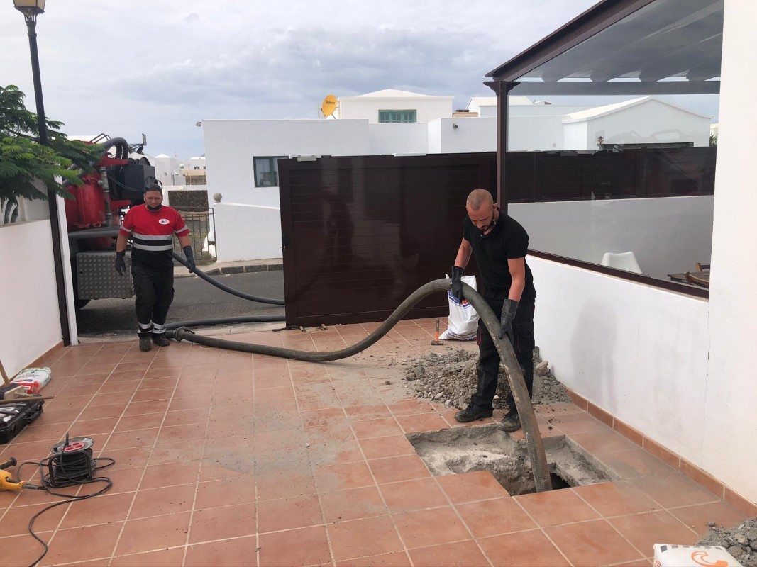 Equipo de Desatascos Timanfaya con camión cuba en un desatascos de una tubería