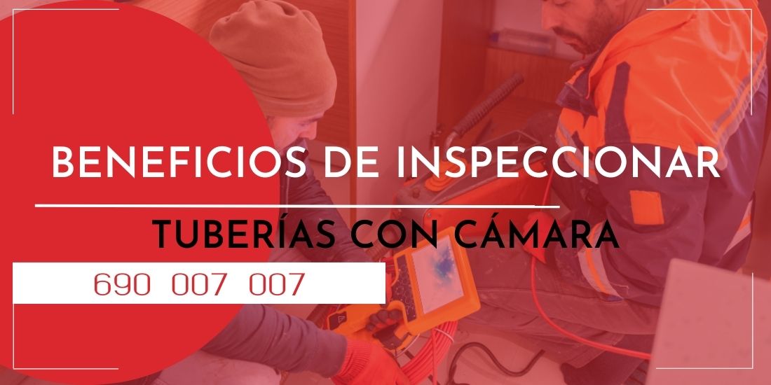 operarios de desatascos timanfaya inspeccionando una tubería con cámaras